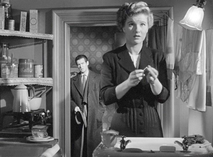 Barbara Bel Geddes is busted by Robert Ryan. Image: uk.pinterest.com
