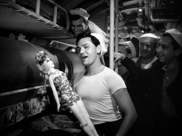 John Garfield is a hit with the dames. Image: Ultimate Movie Rankings